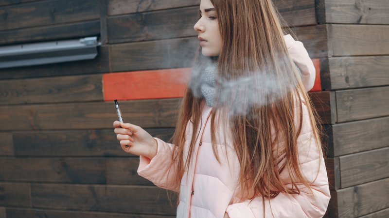 Top 4 Reasons to Switch from Disposable Vapes to Vaporizers