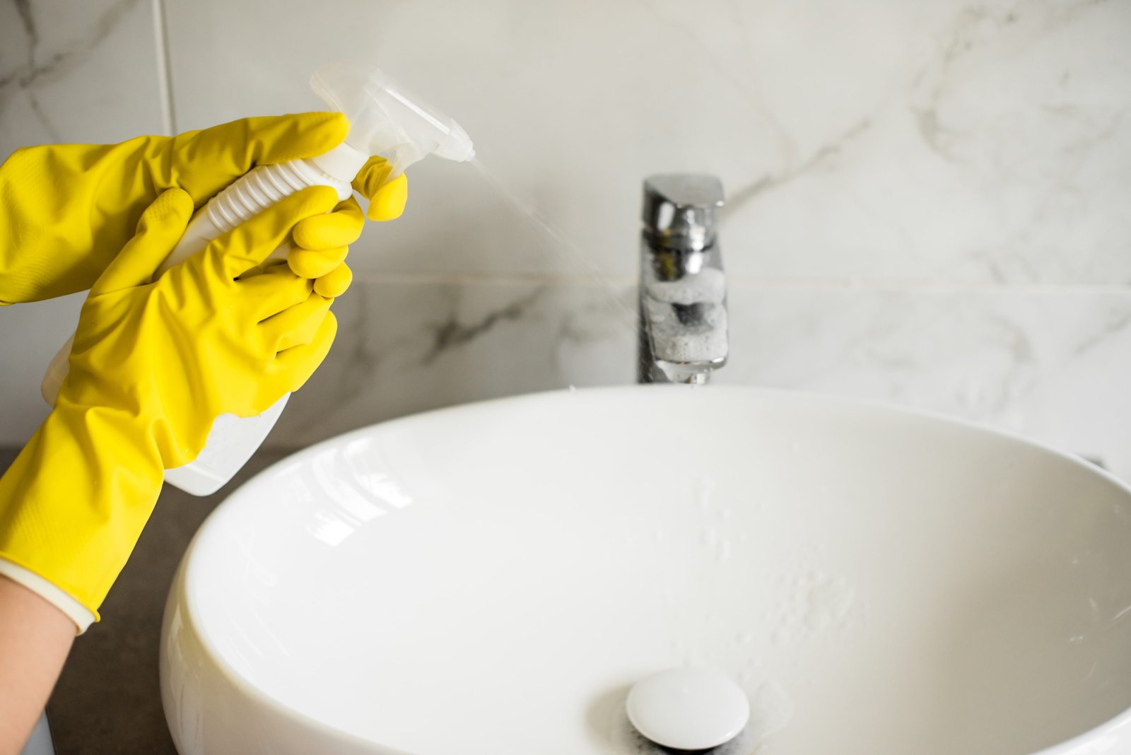 6 Benefits of Hiring Professional Bathroom Cleaning Services